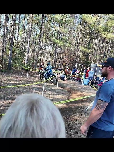 Leading after the 1st lap #dirtbikes #dirtbikeadventures #motocross