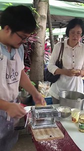 13K views · 228 reactions | 太療癒了！麵條出現的那ㄧ剎那！ 泰國光腳咖啡廚師現場教大家揉麵團，作麵條！ | 水花園有機農學市集 Water Garden Organic Farmers' Market | Facebook