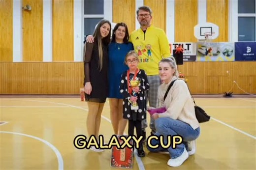 DĚTI DĚTEM on Instagram: "💃✨ TANEČNÍ SPOLEK GALAXIE X ŠUMPERK POMÁHAL JULINCE! ✨💃 🏆 GALAXY CUP - TRADIČNÍ MAŽORETKOVÁ SOUTĚŽ 🏆 🌟 CO SE STALO: 💃 Přes 250 mažoretek soutěžilo 🎭 Krásné choreografie a kostýmy 🎉 Úžasná atmosféra plná tance 💙 A hlavně - pomoc Julince Tempírové! 💰 VÝSLEDEK? 💰 🎁 VĚNOVALI VÝTĚŽEK ZE VSTUPNÉHO PRÁVĚ NAŠÍ JULINCE! 💵 20.200,- Kč 💵 😱 NENÍ TO NÁDHERA? 😱 🙏 ZE SRDCE DĚKUJEME! 🙏 👏 DĚKUJEME: ✨ Všem 250+ mažoretkám za krásné výkony ✨ Organizátorům za perfektní a