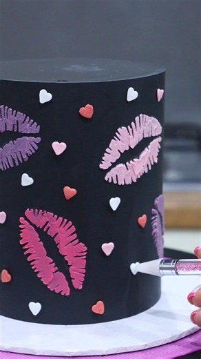Kiss stencil cake! 💋 5 inch frost form kit, mock ganache and vanilla cake recipe from frostform.com - use code FROSTLOVE10 for a discount at the checkout #stencilcake #blackcake #valentinescake #cakedecorating #ganachecake | Loveisbakeable