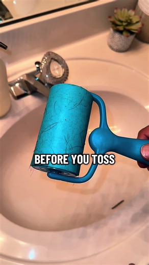 Say goodbye to pet hair, lint, and dust for good 🧼🐶 The PetLovers EzRoll Reusable Lint Roller (Large) delivers powerful, fabric-safe cleaning that’s sticky for life and built for everyday messes. Designed to lift pet hair, dust, and lint from clothing, upholstery, furniture, and car interiors with ease — no refills, no waste, no damage to fabrics. Why Pet Owners Love It: ✅ Reusable & Washable – Rinse with water and reuse endlessly ✅ Multi-Surface Cleaning – Works on clothes, couches, beds, car