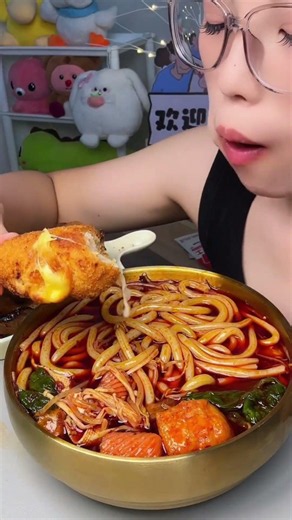 This Spicy Noodle Bowl Came With a HUGE Chicken Leg 👀🔥