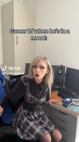 Gamer Boyfriend's Mood: A Bookish Girlfriend's Take