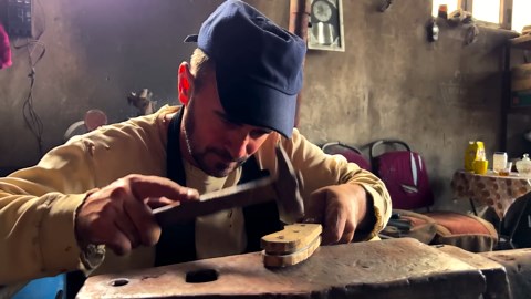 From Heavy Chain to Razor Edge: The Surprising Sharpness of Damascus Steel