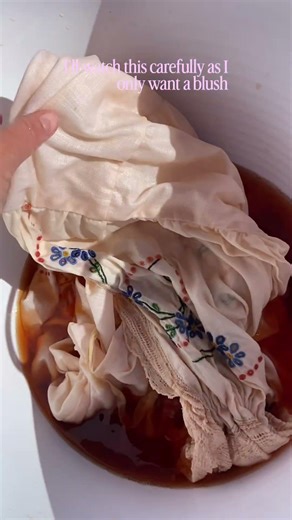 Dyeing linen with avocados! Tips in comments #avocadodye #naturaldyes #avocado #dyeing #embroidery