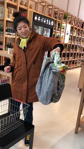 How to make a bag out of a furoshiki with co-founder and furoshiki enthusiast Yoko! #furoshiki #howto #furoshikiwrapping #umamimart