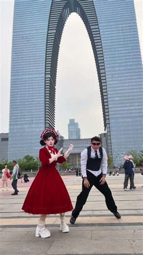 Who met these two robots in Suzhou?