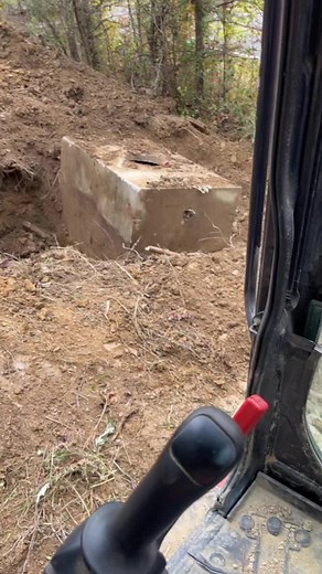 @wellandsepticlife ever seen this hill slid had the tank seting at about a 45° @agridig