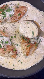 Kyllingefilet i cremet sennepssauce🌿💛 Den her ret smager af masser af kærlighed men kræver hverken lange indkøbslister eller timevis i køkkenet🤗 Kyllingefileterne bliver stegt gyldne, og serveres derefter i en cremet flødesauce med hvidvin, sennep og frisk estragon – simpelt og fuld af smag🤗 Server med små kogte- eller bagte kartofler, dampet broccolini🥦 eller asparges 🌿 Linker til opskriften på min profil - eller søg på kylling sennep på min hjemmeside💛 #kylling #mustardsauce #Hühnchen #