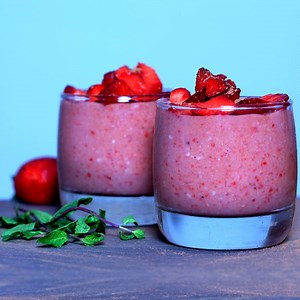 Whats better than a delicious homemade chocolate mousse? The fact that it's a STRAWBERRY-chocolate mousse and takes only 2 minutes to make! | Glamrs