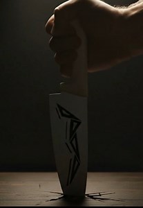 En este video te enseño a grabar en metal con electrólisis de una forma sencilla y segura. 🧪 Verás cómo personalicé un cuchillo de acero usando solo 12 voltios, agua con sal y un cable de cobre. ¡No necesitas equipo costoso! Desde la preparación de la mezcla electrolítica hasta el grabado final, te guío paso a paso para que puedas replicar este proyecto en casa. Es un método ideal para personalizar herramientas, joyas o cualquier pieza de metal. 🎧 Música cortesía de: @GarajeyRock ¡No olvides s