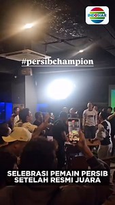 Selebrasi pemain Persib sore tadi saat pluit panjang Persik Kediri imbang dengan Persebaya Surabaya yang memastikan Persib juara BRI Liga 1 2024/25. #BRILiga1 #IndosiarSports #IndosiarRumahSepakbolaIndonesia #BRimoMudahSerbaBisa 🎥: Bandung Football, Adam Alis | Indosiar Sports