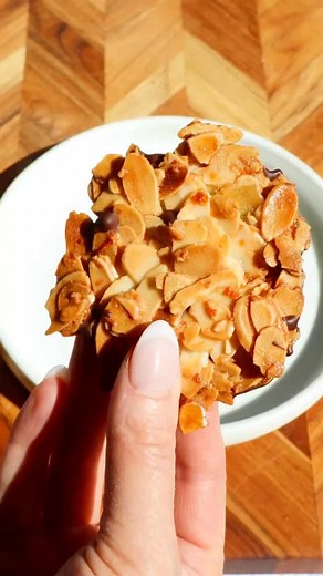 ✨ Ginger, Orange & Almond Florentines ✨ @helen_goh_bakes’ classic florentine from her new book Baking and the Meaning of Life might just be my new favourite way to make them. No stovetop caramel, no sticky fingers, and only a handful of ingredients. Everything happens in one bowl, straight into the oven. They bake up crisp and golden with crystallised ginger, orange zest and toasted almonds. Rich, aromatic, naturally gluten free, and finished with a thin layer of dark chocolate for that perfect 