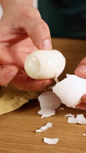 Peeling eggs WITHOUT drama 😱 This trick changes everything! #kitchenhacks #lifehacks #cookingtip ...