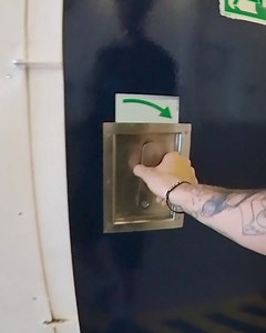 Was dich beim Check-In erwartet... unkompliziert und einfach mit DFDS ⛴️ 💟 Ankunft und Einchecken Wenn du am DFDS-Terminal ankommst, siehst du eine deutliche Beschilderung, die dich zum Check-in-Bereich führt. Wenn du mit dem Auto kommst, gibt es ausgewiesene Fahrspuren für Fahrzeuge, wo du deine Buchungsbestätigung vorlegst. Dort erhältst du deine Bordkarte. 💟 Betreten des Schiffes Das Anbordgehen ist eine ebenso angenehme Erfahrung. Die klare Beschilderung und die freundliche Besatzung sorge