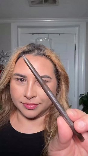 It’s easier to outline yourself if you follow me and comment on my videos 💕😉 Products: Black eyeliner of : @onesize #maquillaje #beauty #beautytips #makeup #beautyhacks | Ivy Mkup