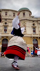 Las Danzas Vascas, Euskal Dantzak en euskera, son una parte muy importante de la cultura vasca y fundamental en su folclore 💚❤️ En las fiestas de pueblo, barrios e incluso en ámbitos privados, se llevan a cabo estos bailes acompañados de trajes típicos como los del vídeo 🥰 𝐄𝐔| Euskal Dantzak euskal kulturaren zati oso garrantzitsua eta folklorean funtsezkoa dira 💚❤️ Herriko jaietan, auzoetan eta baita eremu pribatuetan ere, dantza horiek egiten dira, bideoko jantzi tipikoekin batera 🥰 𝐄𝐍