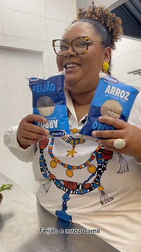Será que a feijoada vegana fica melhor por cima ou por baixo do arroz? A @carmemvirginia fez o teste. Spoiler: dá vontade de servir um pouquinho de cada. 😅 Agora é a sua vez: faça o teste e marque a gente usando a #FeijãoPorBaixo ou #FeijãoPorCima. | Camil
