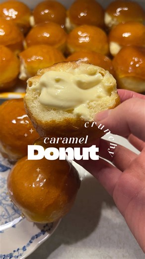 donut phủ caramel giòn, đẫm nhân kem trứng ngọt nhẹ, bánh không ngấm dầu 🤤🤤 bảo sao nó hot trend này dễ đu các bác cứ mạnh tay mà làm cho tui #ngetlambanh #homebaked #donutcaramel