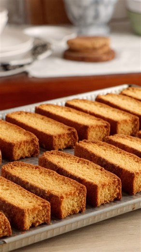 Bay Biscuit Casero 😍 Receta ideal para preparar el finde, los clásicos Bay Biscuit, bien crujientes, dulces y con ese sabor tan tradicional que nos transporta directo a la infancia. Se preparan muy fácil y con sólo 5 ingredientes!! Ingredientes - Harina Leudante 150 Gr. - Huevo 3 u. - Azúcar 140 Gr. - Aceite 40 Ml. - Esencia de Vainilla 1 Cdita. *Rinde 18 Bay Biscuit. En un Bowl colocar los huevos juntos con el azúcar y la esencia de vainilla. Batir intensamente hasya que la mezcla se vuelva de