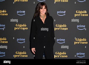 Ambra Angiolini bei der Premiere der Amazon prime Video serie GigolÃ² per caso im Castello di Torcrescenza. ROM, 12.12.2023 *** Ambra Angiolini alla premiere della serie Amazon prime Video Gigolò per caso al Castello di Torcrescenza Roma, 12 12 2023 foto:XA.XM.xTinghinox/xFuturexImagex gigolo 3258 Foto stock - Alamy