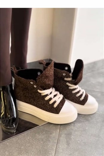 Зимові кросівки й ботинки, які ідеально доповнять кожен повсякденний образ. #кросівки #ботинки #зимовевзуття #стильщодня #комфорт 📍 м. Одеса, вул. Європейська, 32