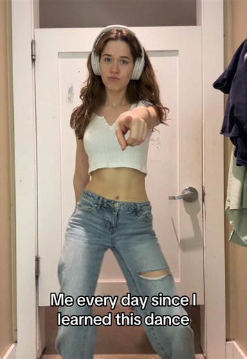 Best believe I’m whipping these moves out in the club 🕺🏻 S/o to the @pacsun dressing room for the lighting #3oh3 #animationmeme #dancetrend #dance