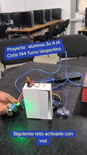 🎓✨ Proyecto de Automatización con Arduino del CBTis No. 144: Control por Gestos y Sonido 🤖👏 En el apasionante mundo de la electrónica y la programación, nuestros alumnos del Grupo 3°A de la especialidad de Inteligencia Artificial (turno vespertino) desarrollaron un proyecto innovador que combina tecnología, creatividad y funcionalidad. 💡 Mediante una placa Arduino, lograron crear un sistema que controla el acceso y la iluminación de un espacio usando gestos y sonidos: 🔸 Un sensor ultrasónic