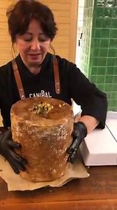 #canibales procedemos a abrir el queso Stilton emborrachado al PX de Bodegas Tradicion Jerez. | CANÍBAL