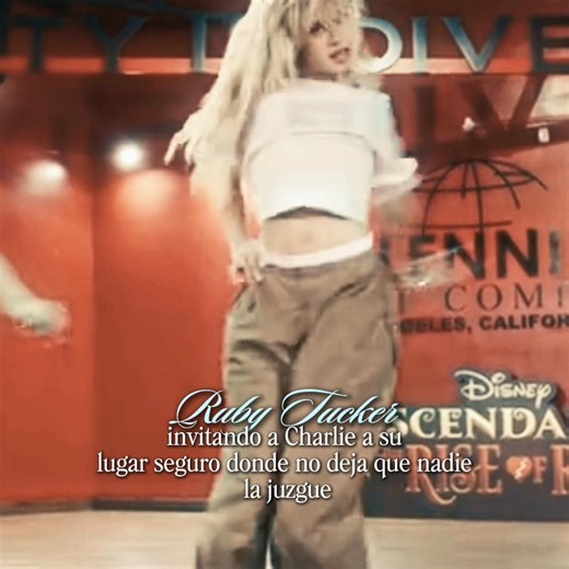 #FANFICEDIT | Ruby estuvo diez minutos mirando el mensaje antes de enviarlo. No era miedo. Era conciencia. Invitar a Charlie a verla actuar no era como invitarlo a tomar café. El escenario era su refugio. Su lugar seguro. Donde no era la chica engañada, ni la que duda, ni la que huye. Era libre. Respiró hondo. Ruby: Oye... Voy a estar en Mamma Mia esta semana. Soy Sophie. Si quieres venir, me gustaría. El mensaje se envió. Ruby dejó el celular boca abajo y se levantó de la cama como si nada hubi