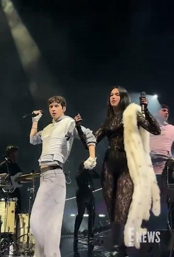 The Dua duo we didn’t know we needed. 🥹🫶 Troye Sivan joined Dua Lipa on stage in Melbourne. 👯