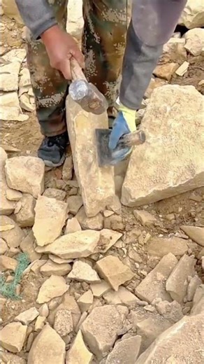 Splitting Stone Slabs by Hand with Traditional Tools on a Rocky Site