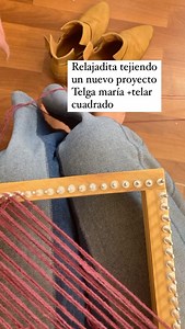 Nuevo proyecto !! Es que me encanta hacer combinaciones de técnicas de Telar , más ratito les muestro que estoy tejiendo para que te inscribas en un nuevo Curso Online Telar maría telar bastidor cuadrado = pronto te diré 😉 #telar #telarmaria #telarcuadrado #handcraftlive | Telartchile / Handcraftlive