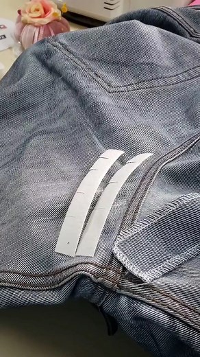 Parche para remendar 1) Coloca el pantalón por el revés y ordena el roto 2) Aplica viledón (es un pegamento textil no permanente) 3) Confecciona un parche de tela con la forma de la prenda 4) Plancha para pegar el parche al pantalón 5) Cose por el derecho con puntada recta en líneas seguidas una al lado de la otra (avanza-retrocede) ☺️les debo esa parte😁 NOTA: El trozo de madera se llama CLAPER y sirve para enfriar rápido y aplanar dobleces o costuras abiertas | El Baúl de las Costureras