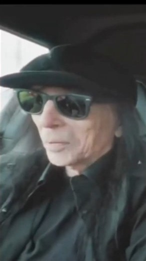 Mick Mars of Mötley Crüe is just amazing!