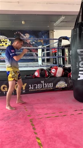 1.1K views | BASIC SCISSOR KNEE MECHANICS Here is a quick breakdown going over the scissor knee 1. Step rear leg over 2. Step rear leg over and lift opposite leg 3. Same as previous steps and hop 4. S | Damien Trainor | Facebook