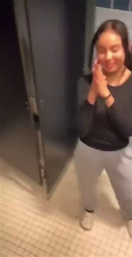 Girl gets hit hard in a fight and gets angry at sister for braking it up👊👊