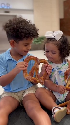 A long day of shopping calls for a quick pretzel break, don't you agree? 🥨 😍 #AuntieAnne's | Quail Springs Mall