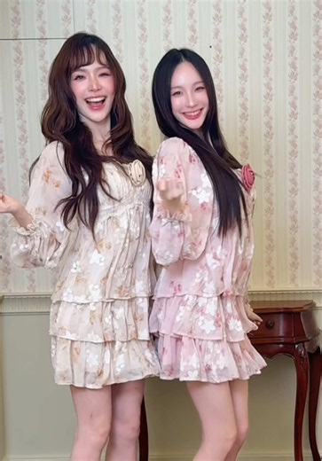 Oopsie Daisy! Dress🌸🫧 เดรสสั้นลายดอกไม้พาสเทลสุดละมุน ชวนฝันสไตล์ลูกคุณหนูโซเชียล มีดีเทลงานดอกไม้สามมิติและดีไซน์ระบายชั้นๆ แสนน่ารัก ระบายลูกไม้งานปัก Joobs เพิ่มมิติให้ชุดดูมีอะไรมากขึ้น เนื้อผ้าใส่สบาย สวยขนาดนี้ต้องรีบมีติดตู้! Color : Cream,Pink Size : XS S M L XL 2XL 3XL