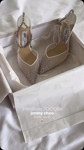 Intermediaire Shop on Instagram: "JIMMY CHOO Saeda 100 Escarpins en résille blanche avec cristaux. ❄️ Prix 🏷️ 39 millions 7000 DA À mi-chemin entre chaussures et bijoux, nos emblématiques escarpins Saeda avec tige en résille sont ornés de cristaux thermocollés sur l’ensemble et se démarquent par une délicate bride ornée de cristaux à la cheville. Ce détail étincelant est orné de cristaux Swarovski sertis individuellement, dont un en forme de goutte élégamment suspendu à l’arrière de la chaussur