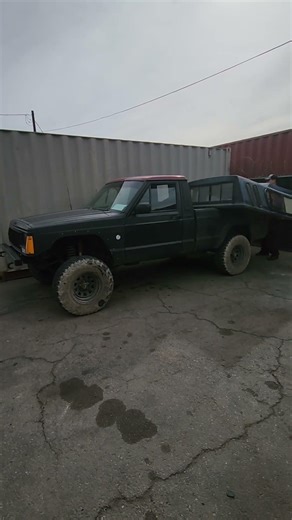 Tops coming off on the Jeep comanche#topoff #jeep #comanche #lasvegas #offroad