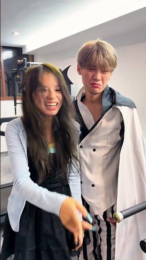 王子帮助艾莎变美 #cosplay #艾莎 #shorts