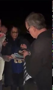 One last video of Marcelo’s goodbye’s at Thorp Arch last night, he thanked us all and we thanked him, looking forward to following his next chapter if another club are lucky enough to have him. Time to get behind the lads now in this fight for premier league survival, whoever comes in let’s give him a good reception, it can’t be easy following Bielsa 🤝 💛🤍💙 | The Leeds Salute