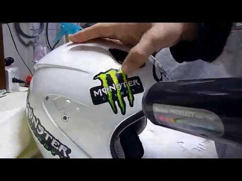 ヘルメットの曲面に、ステッカーを貼る