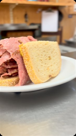💫 Depuis 1951, Lester’s Deli sert le meilleur smoked meat de Montréal! Des sandwichs fumants et savoureux… un vrai régal! 💫 Since 1951, Lester’s Deli has been serving Montreal’s best smoked meat! Juicy smoked meat sandwiches… absolutely delicious! | Lester's Deli