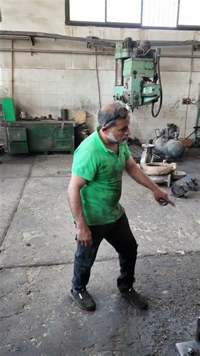 Conventional milling operator at work 👍🛠️ #machining