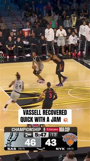 🏆 Vassell cut inside for the quick jam 🏆