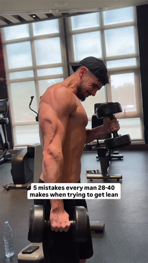 Danny Bircham | Online Coach on Instagram: "Busy guys aged 28–40 don’t fail fat loss because of age or genetics. They fail because they don’t have the right structure. ⭐ Here’s the full formula — save this and send it to a mate who needs it. 1️⃣ Training for weight loss instead of fat loss Weight loss doesn’t care what you lose. Fat loss requires keeping muscle. Lose muscle → smaller version of the same body. Keep muscle → lean, defined, athletic. 2️⃣ Starting in the wrong phase Most busy men ju