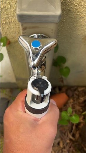 万能ホーム水栓に固定する時ネジでもう金具が傷つかない。タカギのホースリールについてた