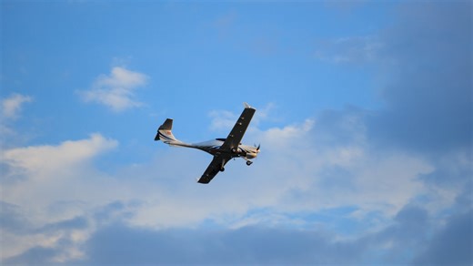 Son avion avait une autonomie de 30 minutes : un homme meurt dans le crash de son appareil sur le tarmac juste après le décollage